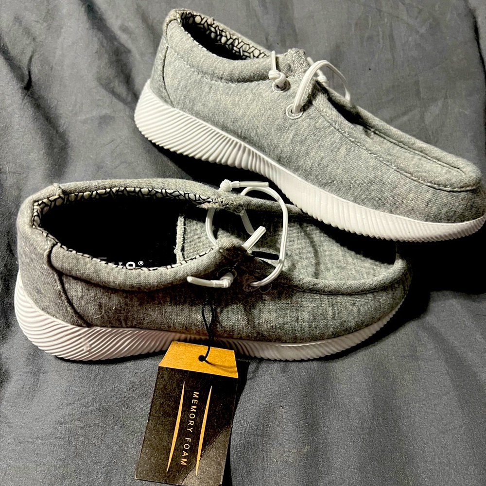 NWT: Crevo Footwear kids US 12 grey and white, boat shoe
